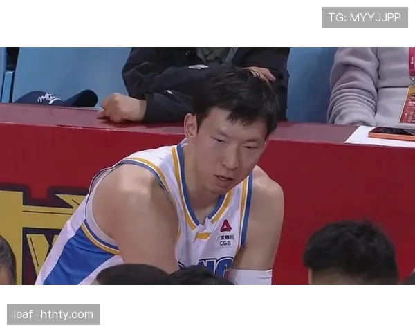 周琦，赛场上巨人，机场里像来走秀的网红
